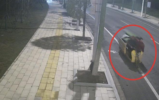 南宫28拘留！为了装扮废品回收站男子“顺”走足球场的人造草皮(图2)