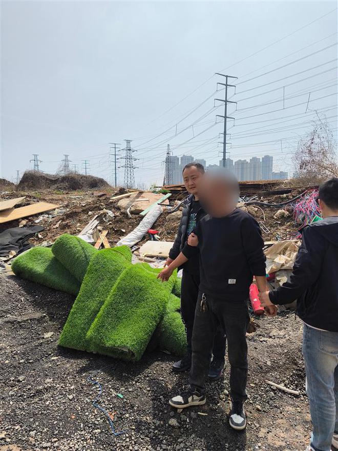 南宫28拘留！为了装扮废品回收站男子“顺”走足球场的人造草皮(图4)